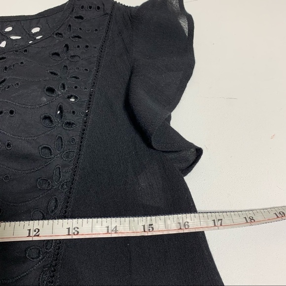 Gap XS eyelet lace lightweight ruffled top - Picture 6 of 7